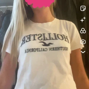 Hollister t shirt - T shirt från Hollister som är köpt k london för 350kr men säljer billigt pga defekt ( se bild 5 ) super skön och snygg och passar till Allt ! OBS defekten syns INTE när plagget är på !💛