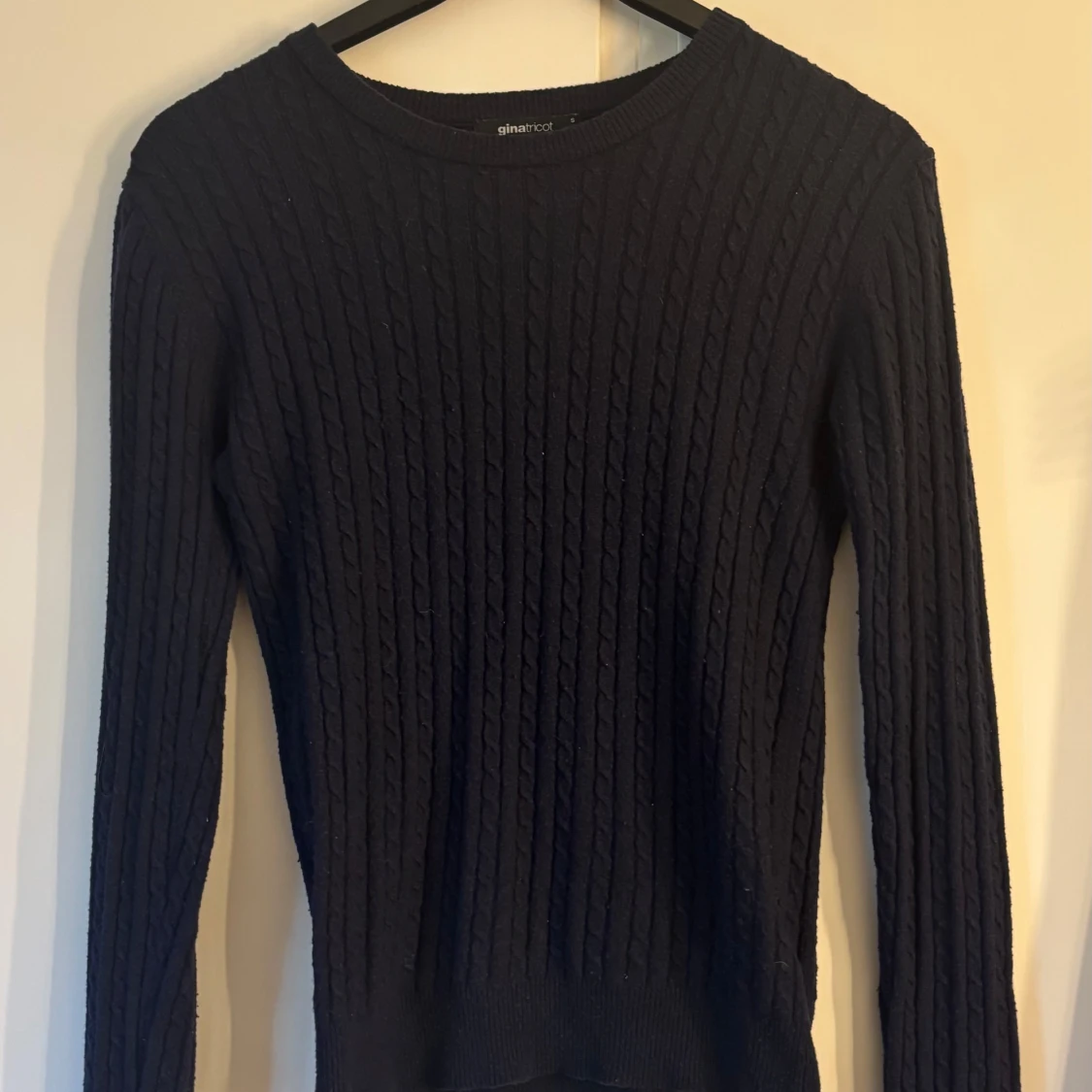 Mörkblå kabelstickad tröja - 1