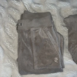 Beige hoodie och byxor från Juicy Couture - Väldigt mysigt sett från Juicy Counture, använd få gånger och ser ut och känns som ny, byxorna är xs och hoodien är S säljer för orginal pris eftersom väldigt fint skick och nästan oanvänd💕(pris kan diskuteras)