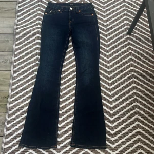 Mörkblå bootcut jeans från True Religion - HELT I NYTT SKICK eftersom att jag köpte fel storlek. Priset går att diskutera.