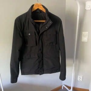 J. Lindeberg field jacket - Säljer denna jättefina field jacka ifrån J. Lindeberg i storlek small, den är i jättebra skick och sitter perekt. Hör gärna av dig om du har några frågor