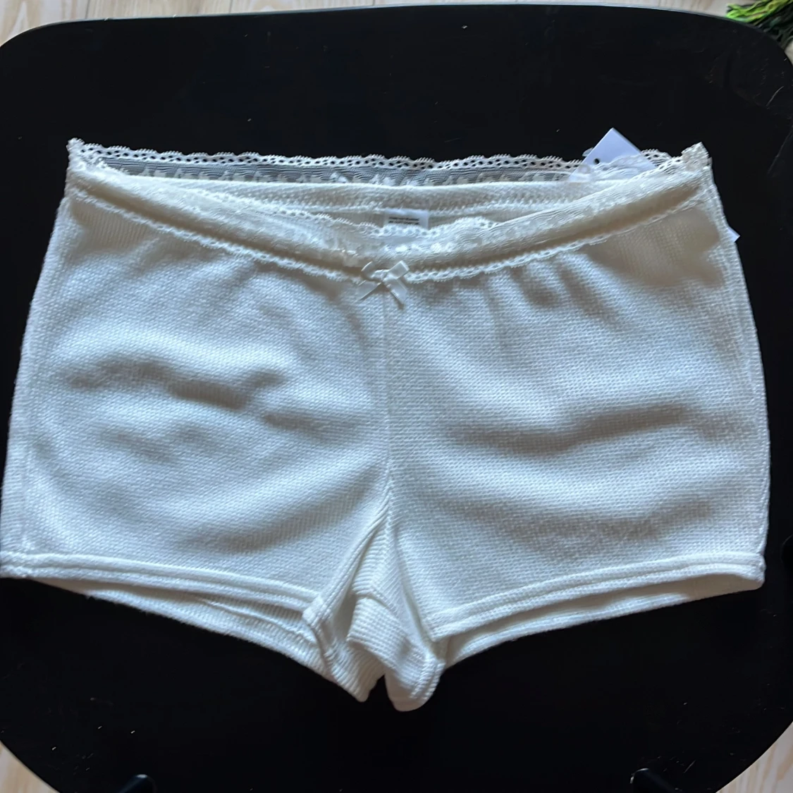 Vita spetskantade shorts Gilly Hicks - 1