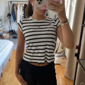Randig topp från Zara - Super söt och stilren T-shirt! Säljer då den inte kommer till användning. Kolla gärna in min profil för bundle-rabatter💖