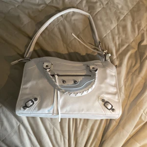 Vit handväska med flätat handtag - Vit väska från design by Amor.  Oanvänd pga felköp, nypris 399 kr