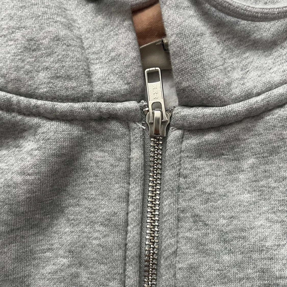 Grå hoodie från Burberry med dragkedja - 2