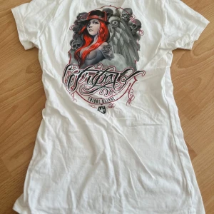 Vit Tribal Gear t-shirt med tryck - Only tried on and washed. Small on tag but best fit is XS