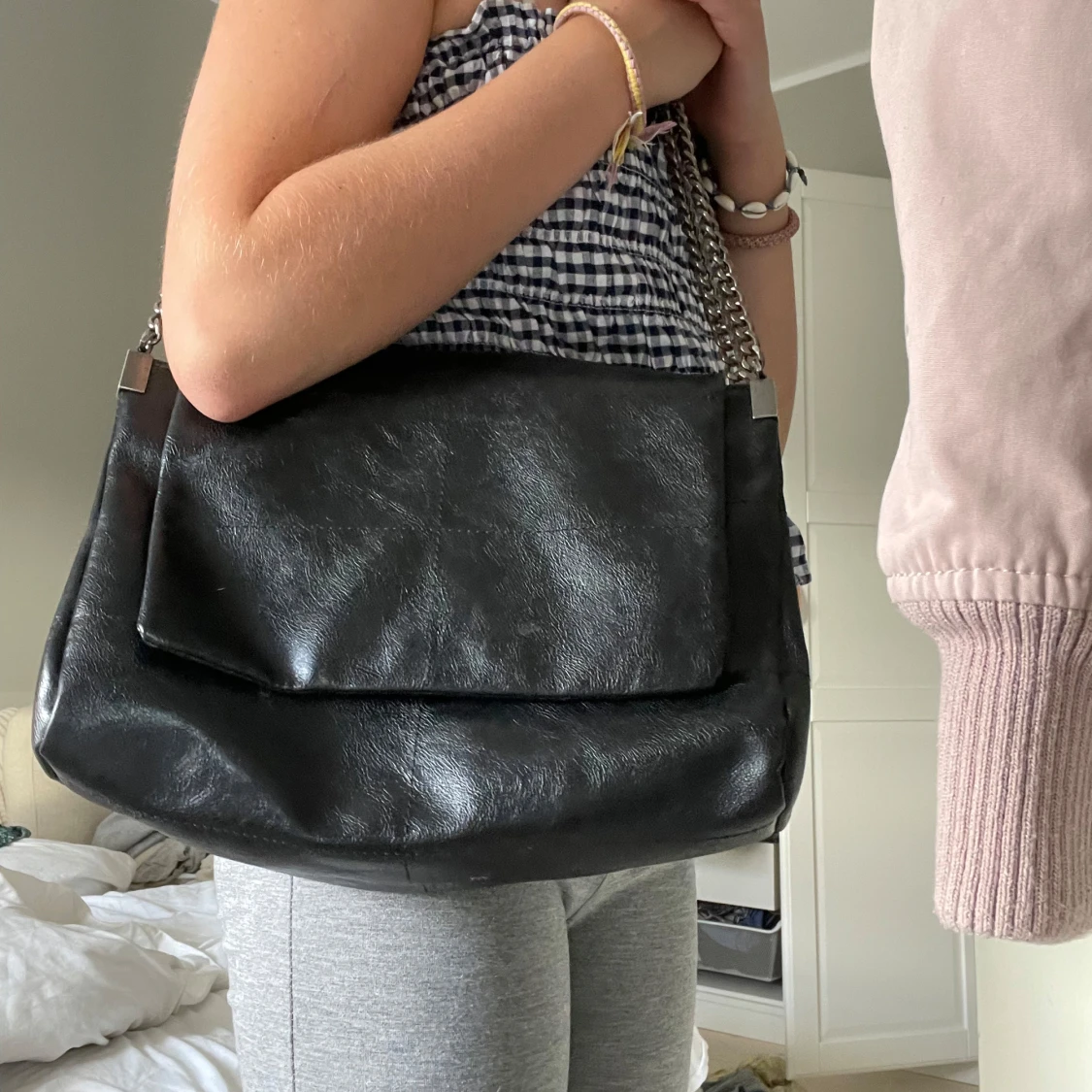 Svart axelväska med kedjerem - 2