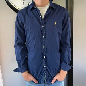 Ralph lauren skjorta - En snygg ralph lauren skjorta i mycket bra skick som är i storlek S Nypris 1600kr mitt pris 399kr✅ Fraktas inom 24h📦✅ 