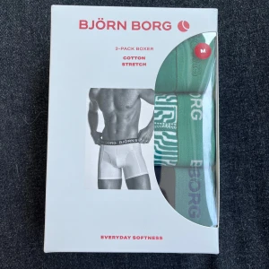 3-pack boxershorts från Björn Borg M - 3-pack boxershorts från Björn Borg i gröna och mönstrade färger. Tillverkade i mjuk bomull med stretch för extra komfort och medel-långa ben. Klassisk resår med Björn Borg-logga. Perfekta för dig som vill ha både stil och bekvämlighet.