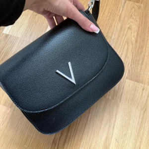 Väska Valentino - Säljer Valentino väska med paket och medföljer även lång kedja. Pris: 600kr Helt oanvänd!