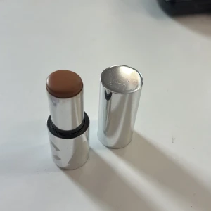 CAIA BB-Stick 50W - BB-Stick från CAIA Cosmetics i nyansen 50W. Använd och mycket produkt kvar☺️