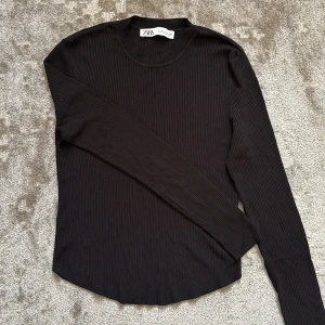 Svart ribbad långärmad tröja Zara - Svart långärmad tröja från Zara i ribbat material. Skriv vid frågor!🩷🌟