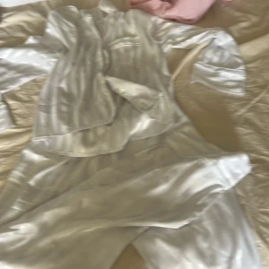  Pyjamas sätt -  Ett pyjamas sätt från Gina Tricot kommer sälja för 50 kr. Jag sänker inte priset😜😊😀