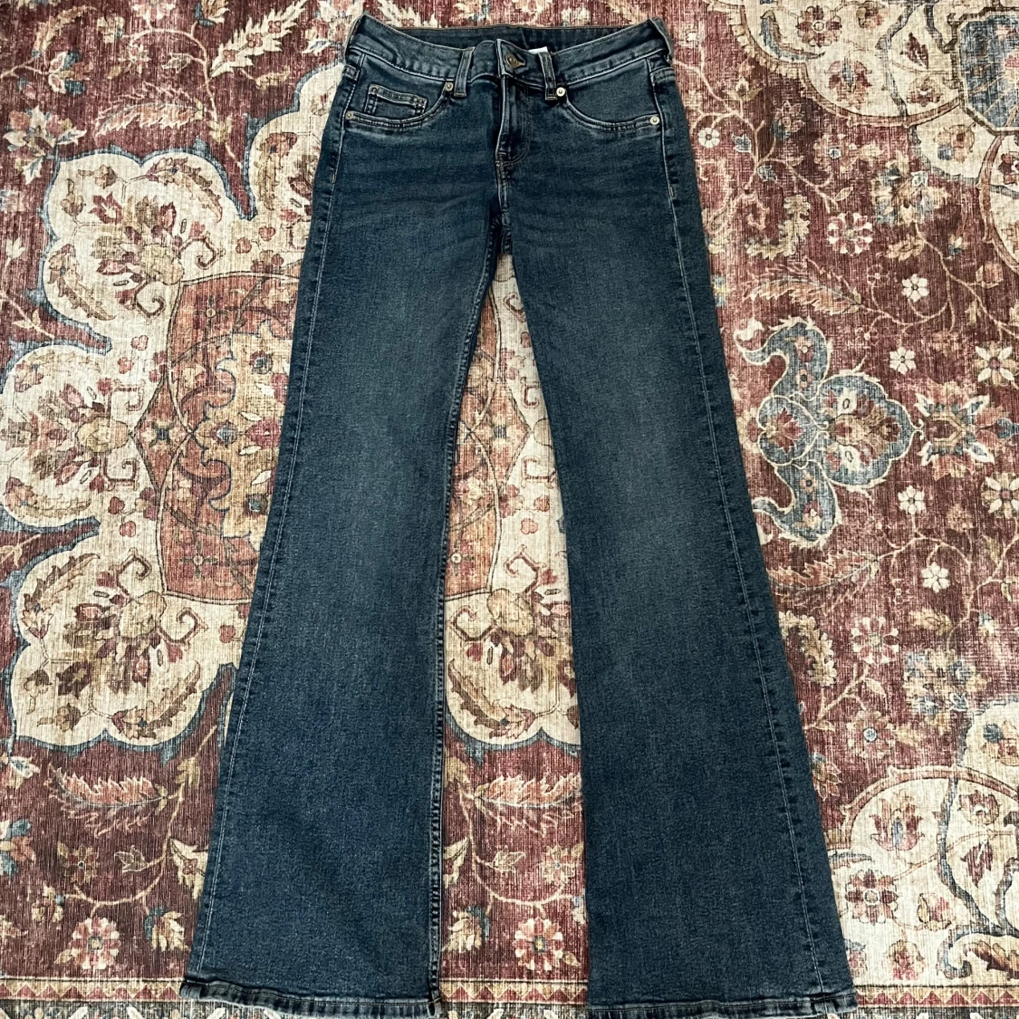 Mörkblå bootcut jeans från H&M Divided