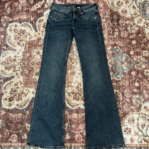 Mörkblå bootcut jeans från H&M Divided - Använda 1 gång!