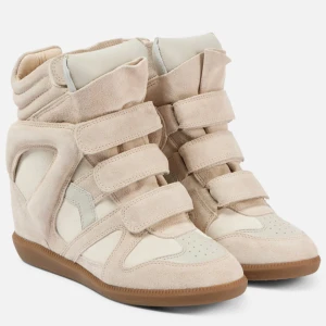 Isabel Marant skor - Snygga beige Isabel Marant sneakers med inbyggd kilklack och flera breda kardborreband. Skorna är gjorda i mocka och har detaljer i ljusbeige textil och skinn. Yttersulan är brun och ger en cool kontrast. 😍