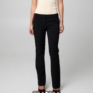 Svarta lågmidjade kostymbyxor  - Snygga svarta kostymbyxor med klassisk rak passform och lowwaist. Byxorna har diskreta fickor och stängs med dragkedja och knapp. Perfekta för en clean och stilren look. Materialet känns mjukt och följsamt. 