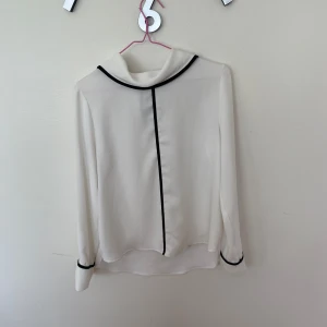 Vit och svart blus från Zara - Vit blus med svarta detaljer från Zara. Använd fåtal gånger.