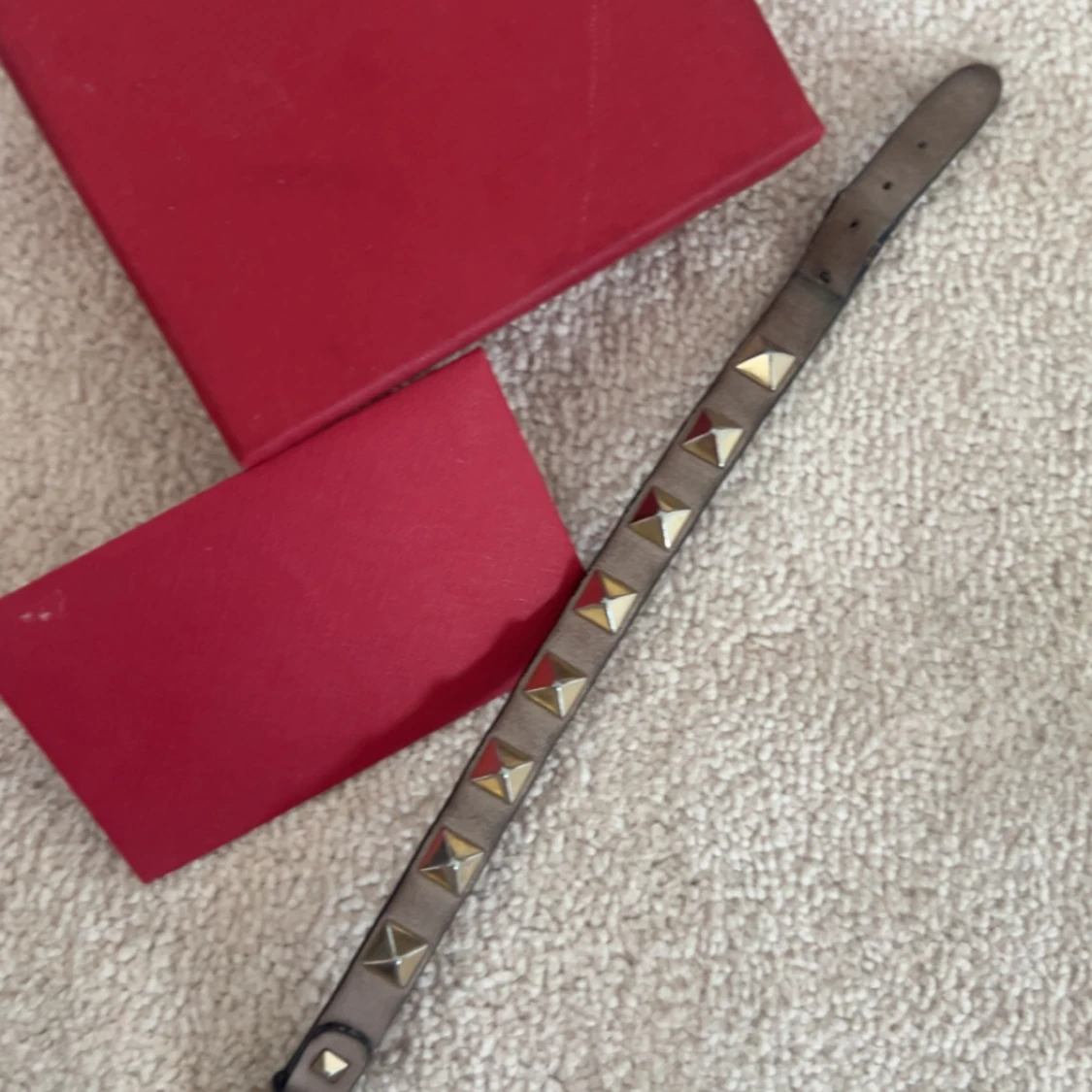 Grått/rosa Valentino armband med nitar - 1