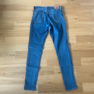 Levis Jeans  - Ett par jeans i absolut topp skick och som dessutom har en extremt snygg tvätt. Nypriset på dessa jeans ligger på runt 1000kr. Längden på byxorna är 103cm och midjan 38cm jämför gärna med ett par egna och sen är det fritt fram att använda ”köp nu”.