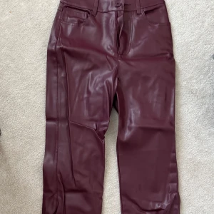 Vinröda skinnbyxor  - Super snygga vinröda byxor i skinnimitation från BikBok!! ❣️❣️ 