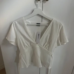 Gina topp  - Söt topp från Gina tricot, den är aldrig använd!!💕