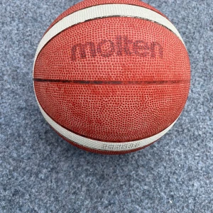 Basketball  - En stor basketboll som kan vara härlig att ha. Den behöver pumpas lite men det löser man. 