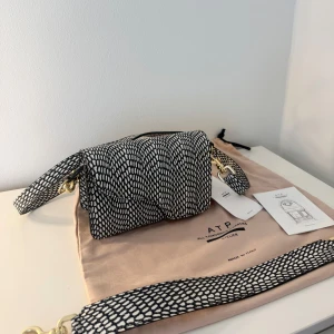 Ny ATP Atelier crossbody/axel väska corsina - Crossbody rem ca 80 cm Axel rem ca 32 cm Måttet på väskan: Höjd 12 cm  Bredd 19 cm Djup 6 cm, Allt som kom med när den köptes medföljer🩷