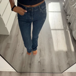 Jeans - Säljer nu dessa supersnygga lågmidjade bootcut jeansen då jag inte använder dom. De är endast använda några få gånger så i väldigt fint skick!💕 De är i storlek 34 men passar mig som har både 32 och 34!