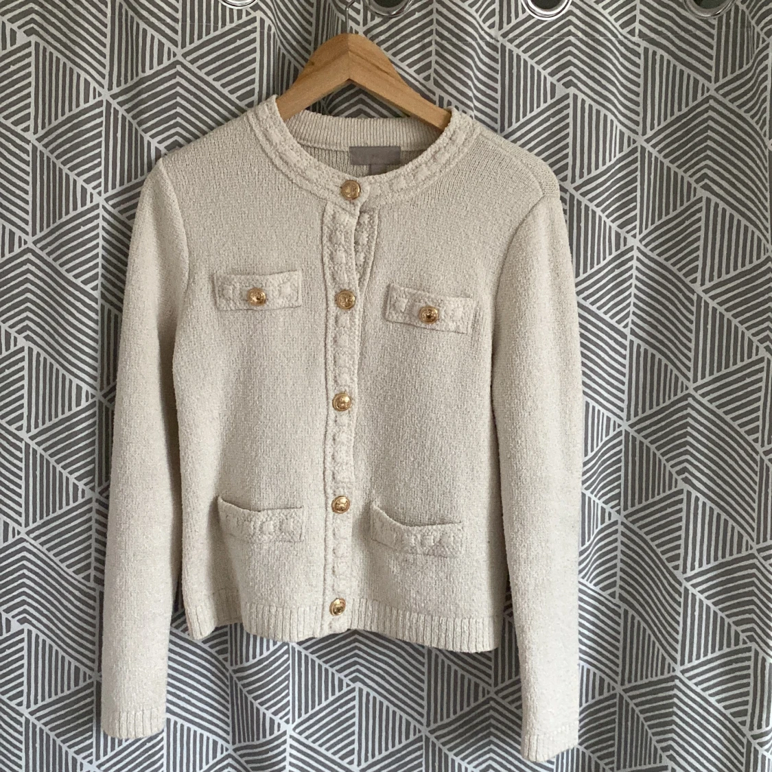 Vit  kofta med guldknappar - 2