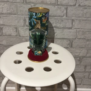 Jean Paul Gaultier Le Beau Paradise Garden - Säljer en Jean Gaultier Le Beau Paradise Garden andvänd en gång. Parfymen är väldigt somrig. Köpte den för 1249 på kick. Pris kan diskuteras😃När den är ny så är den 75 ml så skulle säga att det är 74 kvar.