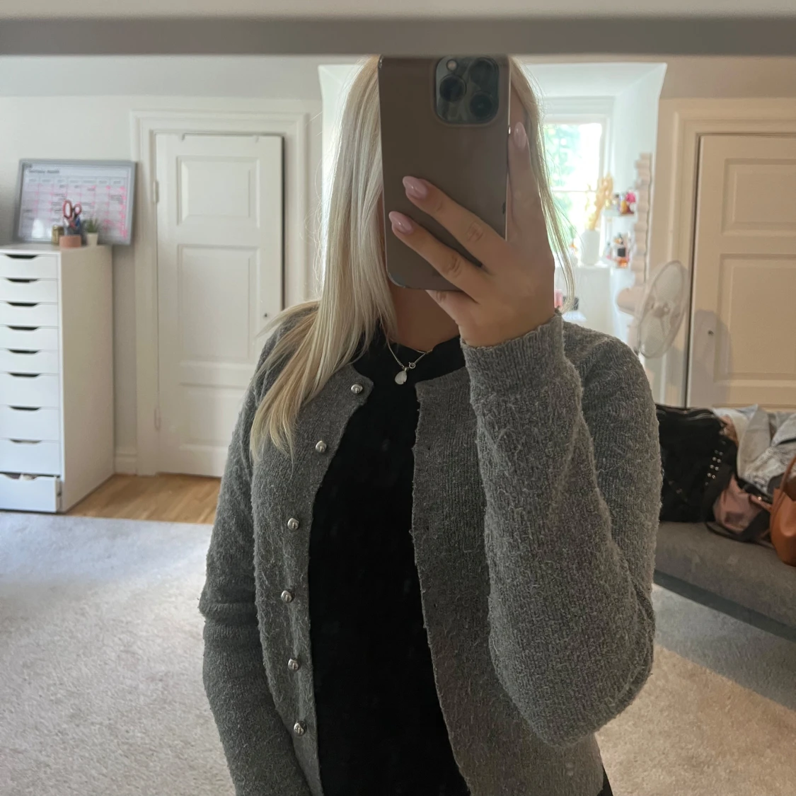 Grå kofta från Zara med pärlknappar