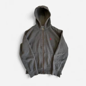 Grå Polo Ralph Lauren zip hoodie - Grå Polo Ralph Lauren dragkedja med huvtröja, inga synliga tecken på slitage.