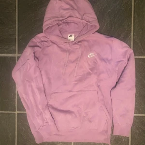 Lila hoodie från Nike med huva - Säljer en snygg lila hoodie från Nike med klassisk logga på bröstet i storlek S.