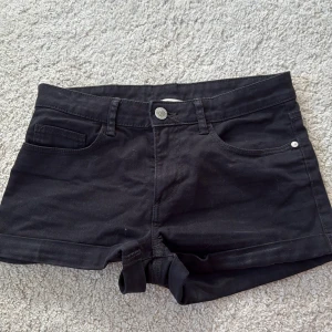 Svarta lowwaist jeansshorts  - Korta, lowwaist och i perfekt skick. Skriv om du vill veta nåt mer och sänker gärna pris vid snabb affär! 💓