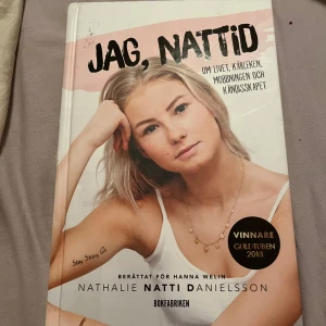 Jag, Nattid - En inspirerande bok om Nathalie 'Nattid' Danielssons liv, utanförskap, mobbning och vägen till att bli en av Sveriges största influencers. Perfekt för unga som vill läsa om att våga vara sig själv och hitta styrka i motgångar.