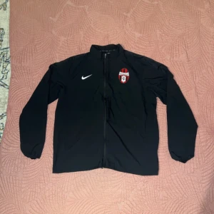 Apollon Kofta - Ärmarna är 65cm Längden är 70cm Axelbredden bredden är 62cm Den är helt ny