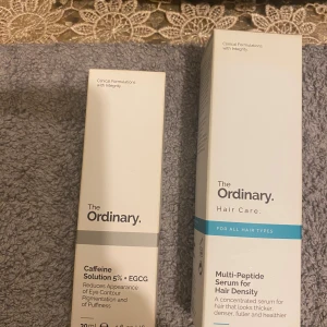 Hud- och hårvårdsprodukter från The Ordinary - Två produkter från The Ordinary. En Caffeine Solution 5% + EGCG som minskar ögonkonturens pigmentering och svullnad. En Multi-Peptide Serum for Hair Density för tjockare och fylligare hår. Perfekt för daglig användning. 200kr båda