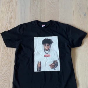 Supreme Youngboy Tshirt - En helt ny super snygg youngboy tshirt! Storlek M (passar även L) OBS! Defekt, därav billigt pris! (inte centrerat och suddigt print)