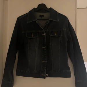 Figursydd jeansjacka, Lindex  - Jeansjacka marinblå, figursydd strl s