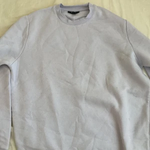 Ljuslila sweatshirt - Säljer en stilren ljuslila sweatshirt med rund hals och långa ärmar. Perfekt för en avslappnad look. Passar bra till jeans eller joggers.