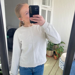 Vit tröja från NA-KD - Säljer en stilren vit tröja från NA-KD. Tröjan har långa ärmar och ribbade muddar vid ärmslut och nederkant. Storlek M men är mer S. Perfekt för en avslappnad look. Hör av dig vid intresse!