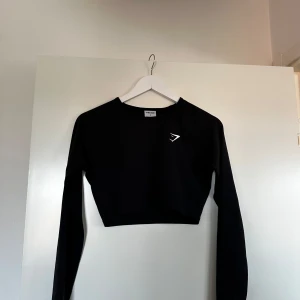 Träningströja från Gymshark - Säljer en svart croppad träningstopp från Gymshark. Superfin! 🖤
