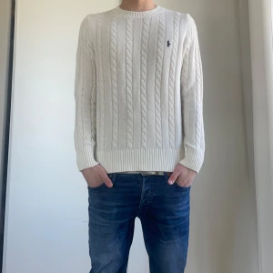 Ralph lauren tröja  - Ralph Lauren kabelstickad tröja i färgen vit! Storleken är M och tröjan är i extremt bra skick, nypris på denna är 2200 kr 