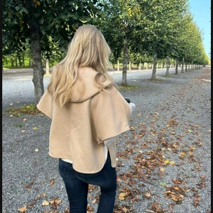 Zara kappa - intressekoll på denna jätte eftertraktade Zara jackan💕 sparsamt använd och i mkt bra skick. Säljer endast vid bra pris💓 