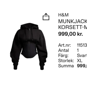 Svart munkjacka med korsett-detalj från Mugler x H&M - Säljer en svart munkjacka från Mugler x H&M med en unik korsett-detalj. Jackan har dragkedja och huva med snörning. Perfekt för en trendig look.