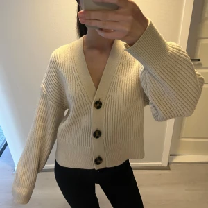 Beige ribbad kofta med knappar - Säljer denna superfina kofta ifrån Hm då den inte kommer till användning. ❤️