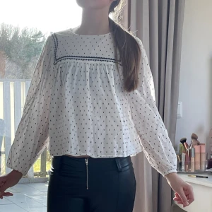 Vit blus - Förliten, kommer från zara barn storlek 152