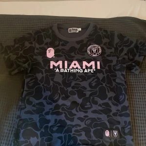 Bape miami t shirt - Säljer denna som jag bara testat men den passade mig tyvärr inte, den är i storlek M