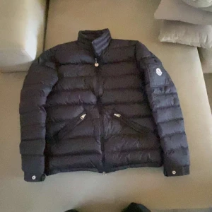 Moncler acorus  - Säljer en moncler acorus för billigt pris det är storlek 1/small och skriv om ni har några funderingar. NFC TAGEN FUNKAR 